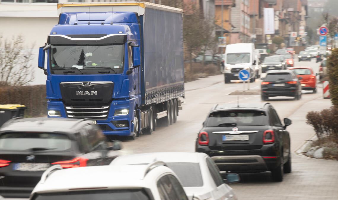 Wie könnte die Ortsdurchfahrt in Maulbronn entlastet und grüner gestaltet werden? Das und mehr soll eine Studie klären. Foto: Archiv