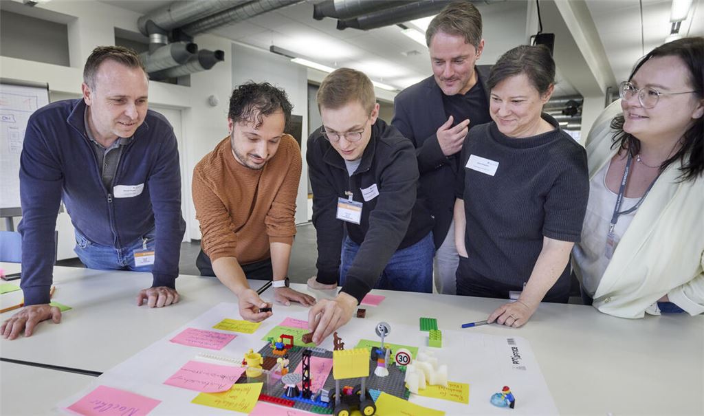 Wie könnten ideale Lernorte in Unternehmen aussehen? Das fragen sich Teilnehmende eines Workshops. Foto: Tilo Keller