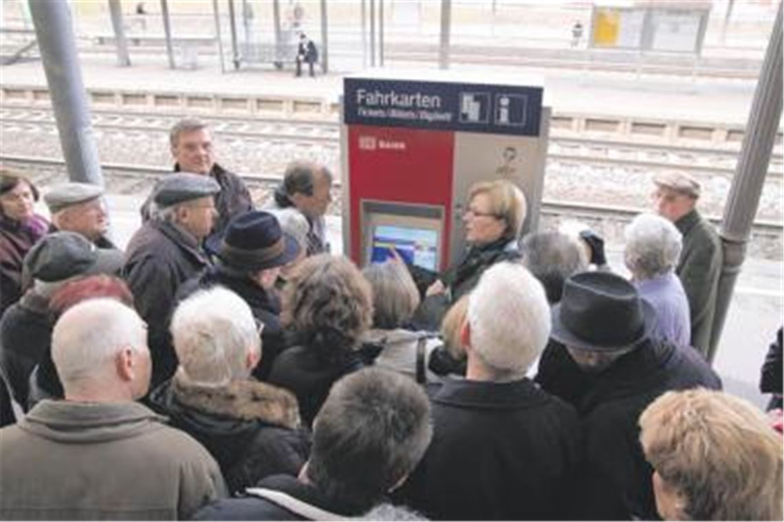 Wie komme ich zu einem billigen Ticket nach Karlsruhe? Diese und andere Fragen beantworten am Mühlacker Bahnsteig die ehrenamtlichen Expertinnen des Bus- und Bahnteams, die der DB damit ein Stück weit die Arbeit abnehmen und für ein Plus an Fahrgästen sorgen. Foto: Disselhoff