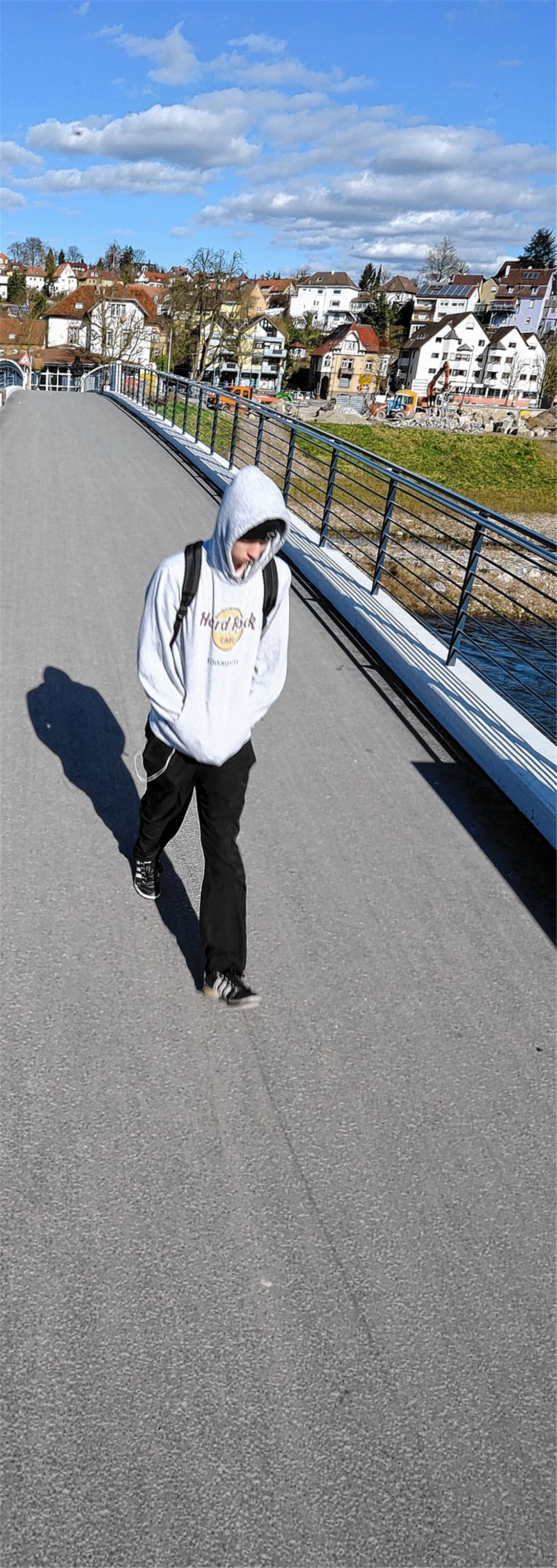 Wie kommen 2015 Passanten von der einen auf die andere Seite der Enz? Ein Problem, weil der Weg über den Waldensersteg mitten durch das Gartenschaugelände führt.