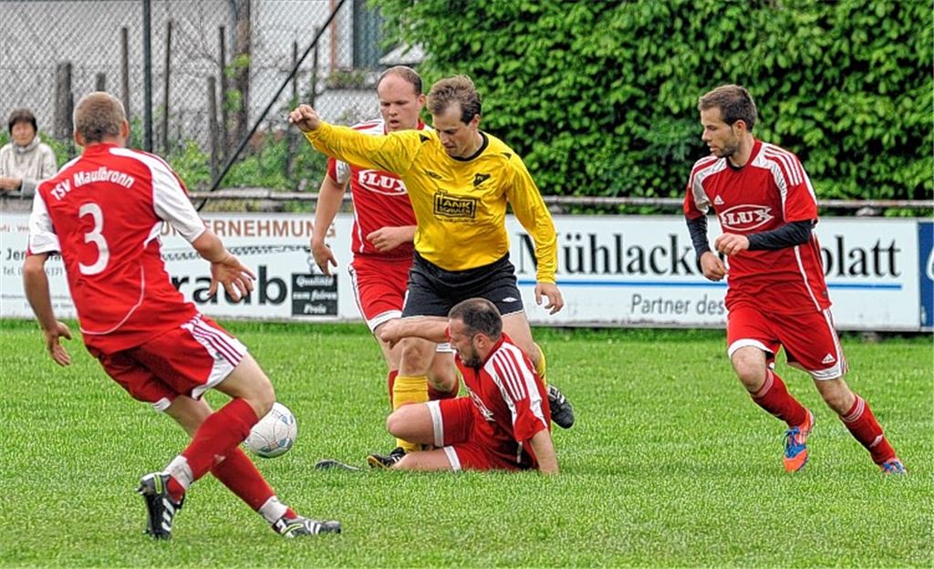 Wie kommt der TSV Maulbronn (rote Trikots) heute im Spiel gegen den Absteiger FSV Eisingen aus den Startlöchern? 