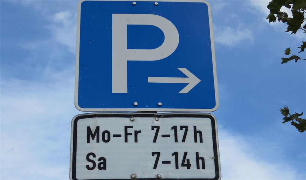Wie lange geparkt werden darf, ist in Knittlingen unterschiedlich geregelt. Dieses Schild steht am Busbahnhof. Foto: Becker
