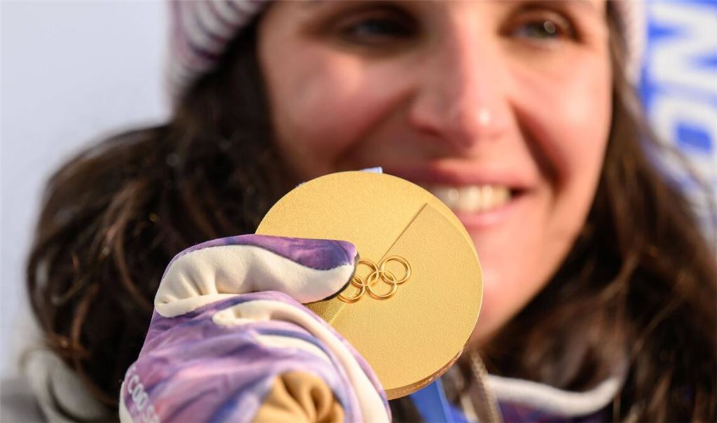 Wie lange hält die Goldmedaille von Frankreichs Biathlon-Olympiasiegerin Julia Simon.