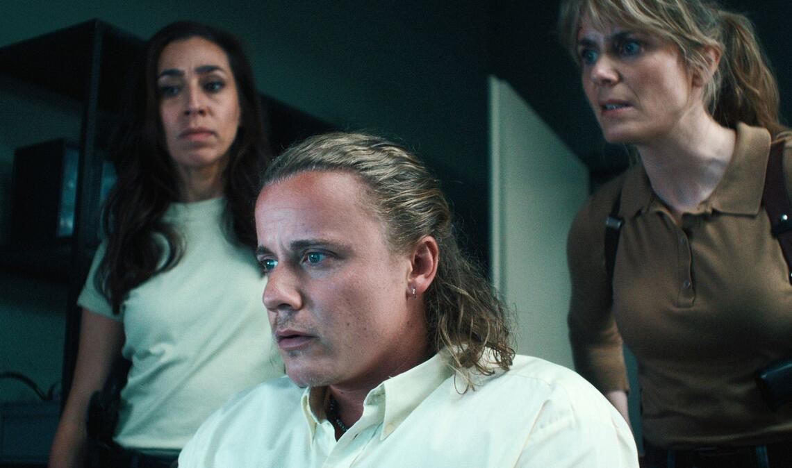 Wie macht sich der Neue? Die  Kommissarinnen Tessa Ott (Carol Schuler, l.) und Isabelle Grandjean (Anna Pieri Zuercher) decken Justus Reynier (Basil Eidenbenz) schon mal mit Arbeit ein.