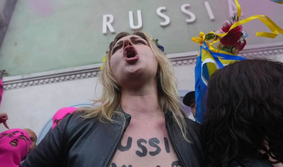 Wie oft so auch in Venedig machte die Gruppe Femen mit freiem Oberkörper Front gegen Russland.