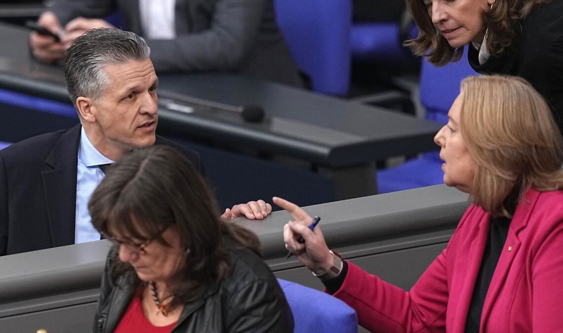 Wie schnell soll es gehen mit der Reform des Bürgergelds? Kanzleramtsminister Frei (CDU) meint, Arbeitsministerin Bas (SPD) sollte schon "in den nächsten Tagen" liefern. (Archivbild)
