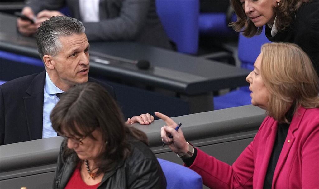 Wie schnell soll es gehen mit der Reform des Bürgergelds? Kanzleramtsminister Frei (CDU) meint, Arbeitsministerin Bas (SPD) sollte schon "in den nächsten Tagen" liefern. (Archivbild)