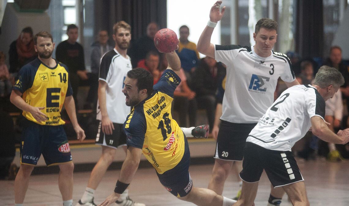 Derbystimmung in der Lindenhalle Wie schon bei den vergangenen Auflagen des Dreikönigsturnier könnte es auch in diesem Jahr zum Aufeinandertreffer der Teams aus Wiernsheim und Mühlacker kommen. Fotos: Archiv