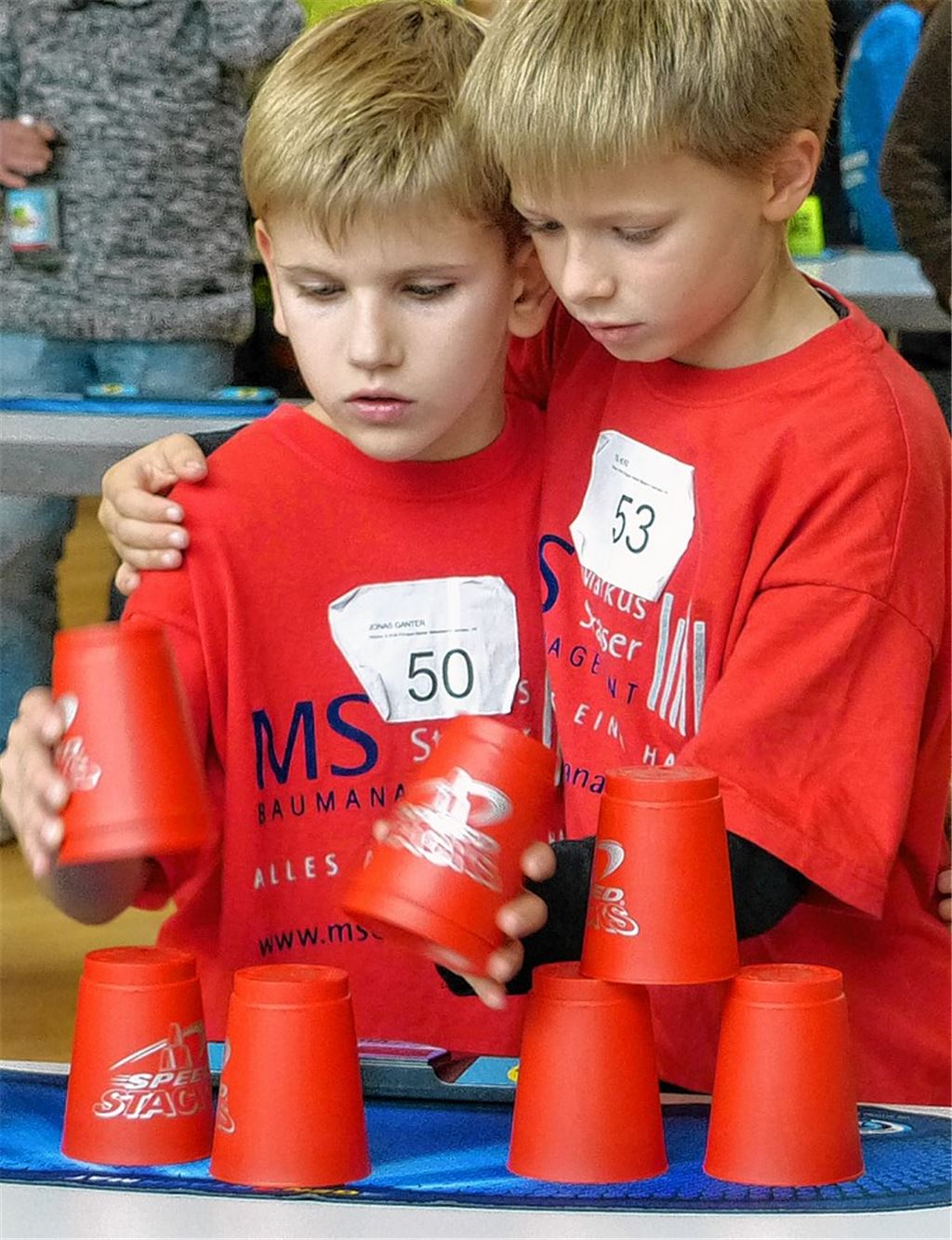 Wie siamesische Zwillinge verschmelzen Jonas Günter (li.) und Til Herz vom TV Biebesheim zu einem Stacking-Körper. Foto: Roth