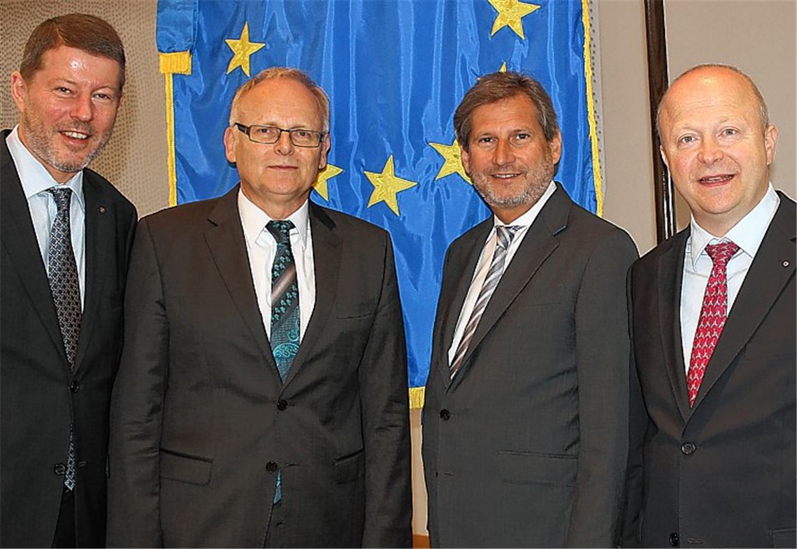 Wie sich die europäischen Regionen mit finanzieller Unterstützung der EU künftig entwickeln können, thematisiert der EU-Kommissar Johannes Hahn (2. v. re.). Rechts Europa-Abgeordneter Michael Theurer, links der Pforzheimer Bürgermeister Roger Heidt, daneben Landrat Karl Röckinger. Foto: Kollros