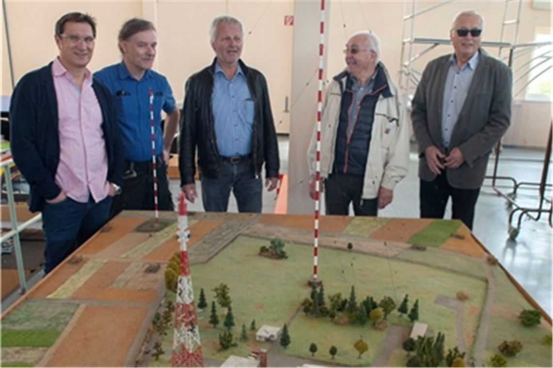 Wie soll das Senderareal genutzt werden? Im Bild die Eigentümer (v. li.) Steffen Ritter, Jürgen Fegert, Thomas Knapp, Dieter Eberle und Hans-Bernd Weiner vor einem Modell in der Halle. Die Aufnahme entstand im Mai anlässlich des Austauschs der Spannschlösser an den Pardunen. Archivfoto: Fotomoment