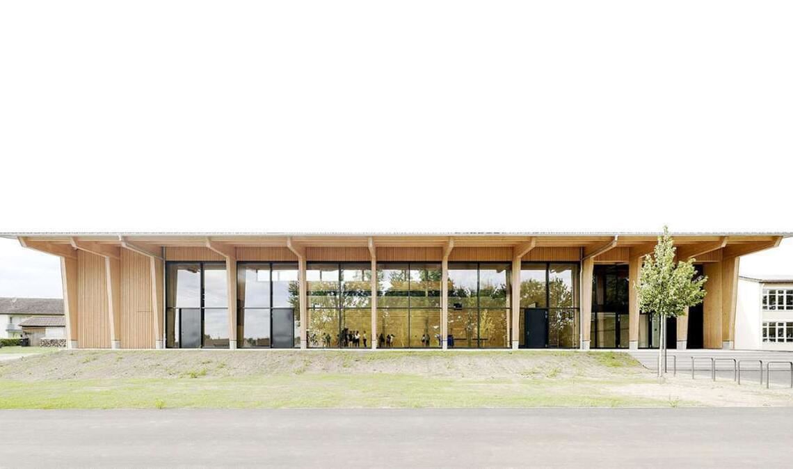 Wie  ursprünglich, nur transparenter: Die neu gestaltete Südseite ist vollverglast. Die großzügige Dachauskragung fungiert auch als überdachte Terrasse. Das Holztragwerk prägt den neuen Entwurf.