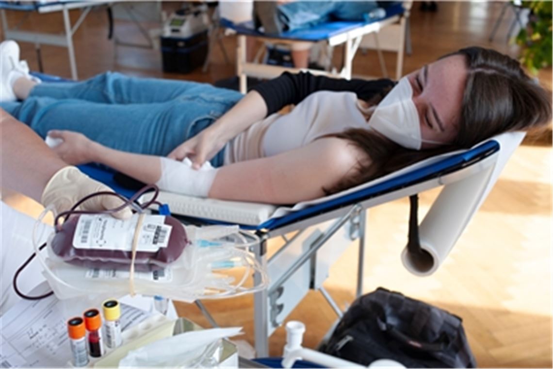 Wie viel abgezapft wird, kontrolliert eine Waage bis aufs Gramm genau. Fotos: Fotomoment