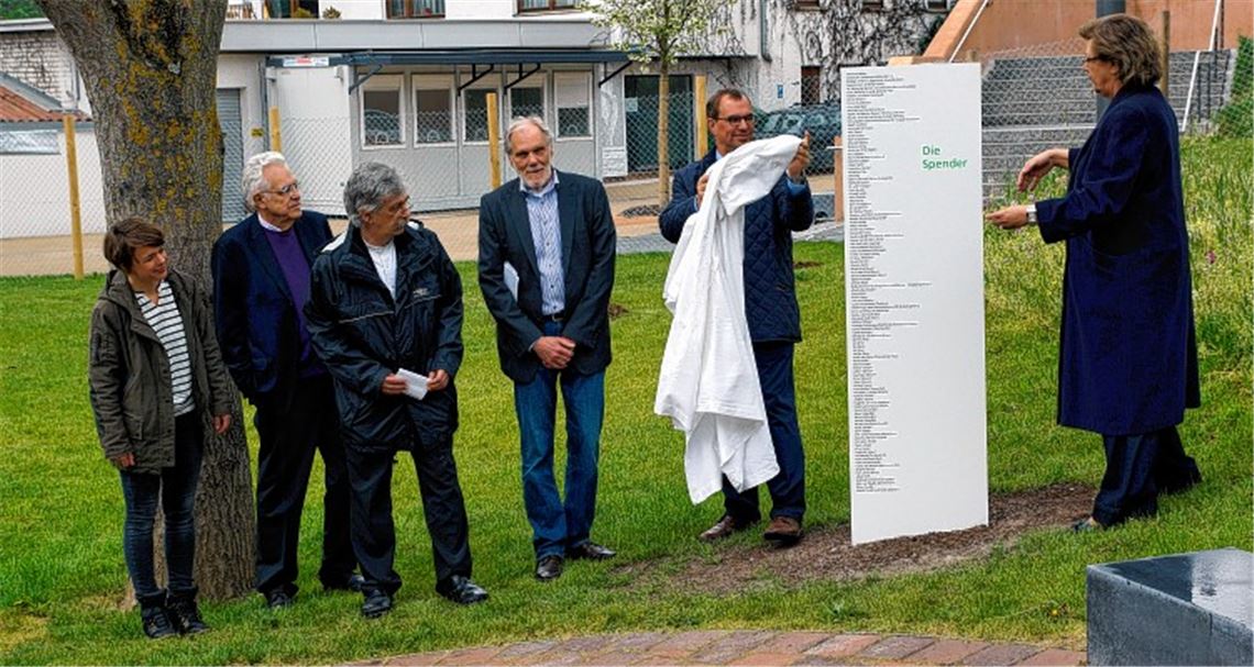 Wie viele Förderer das Projekt Grünes Bürgerforum unterstützt haben, wird bei der Enthüllung der Stiftertafel durch den Mühlacker Oberbürgermeister Frank Schneider (2.v.re.) deutlich. Mit ihm freuen sich Ursula Schaier vom Vorstand der Bürgerstiftung (re.), Architektin Tanja Gerst (v.li.), Frank Händle, Dekan Ulf van Luijk und Wolf-Dieter Fuchslocher.