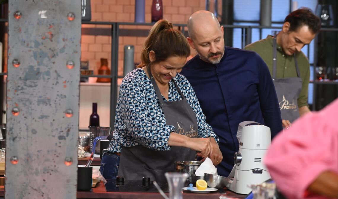 Wie werden sich Promis wie Rebecca Immanuel (l.) in der 2. Folge von "Das große Promibacken" schlagen? Christian Hümbs (r.) wird es bewerten.