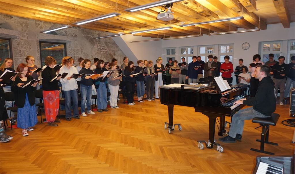 Wie wird das Kepler-Oratorium klingen? Beim Pressetermin anlässlich der Spendenübergabe gibt es erste Eindrücke. Fotos: Bastian