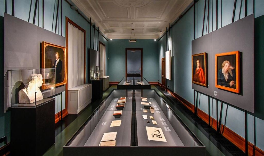 Wie wird man ein Klassiker? Blick in den Ausstellungsraum, in dem es um Schillers Bild in der Nachwelt geht.