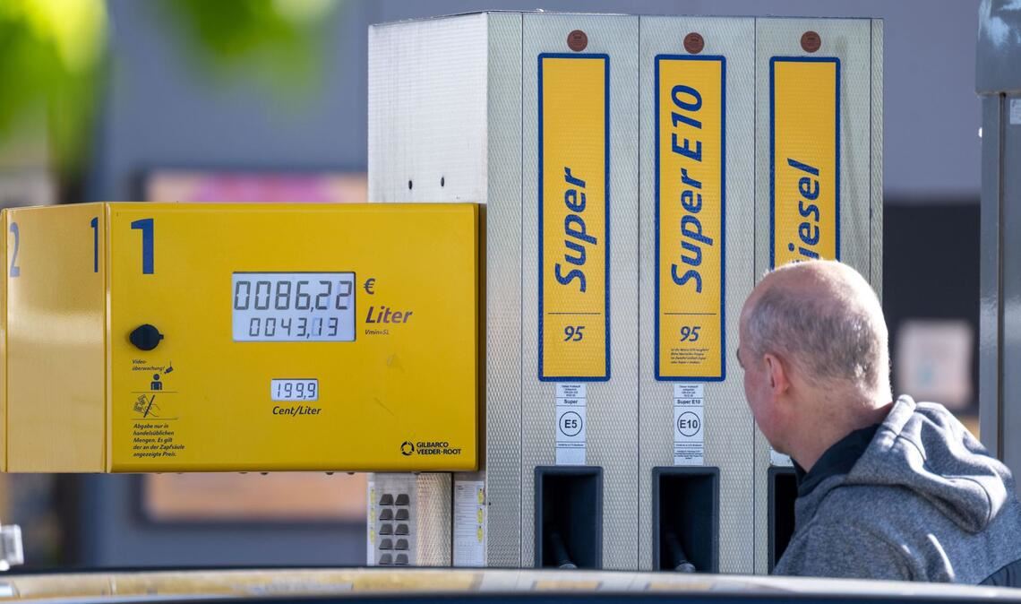 Wie wirkt der Tankrabatt von 16,7 Cent pro Liter? Im Vergleich zum 30. April waren die durchschnittlichen Spritpreise zuletzt nur rund elf Cent niedriger, stellt der ADAC fest.