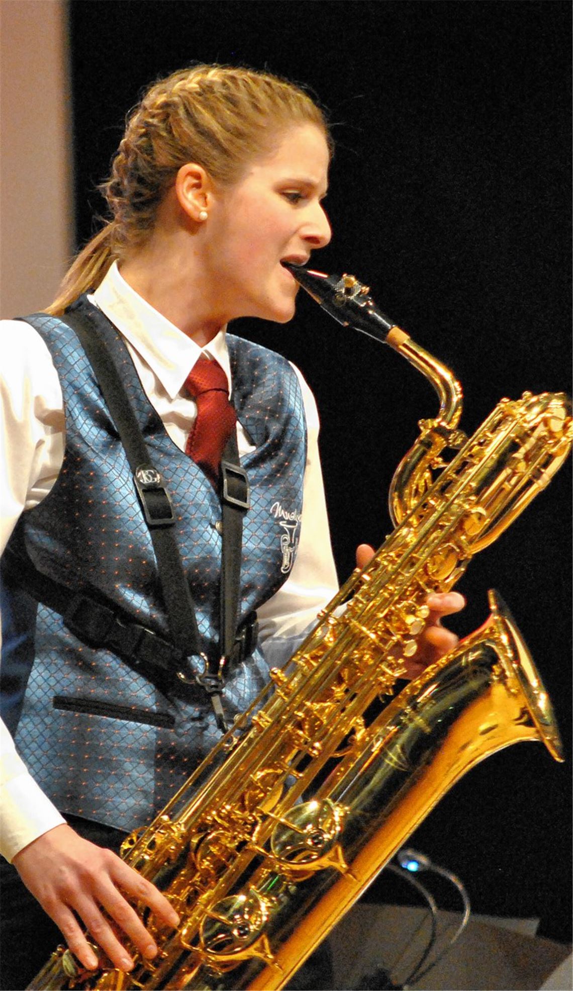 Wiebke Kitzberger (li.) lotet das Spektrum ihres Bariton-Saxofons aus, das Große Orchester besticht nicht nur durch seine neuen Uniformen (oben), und die Jugend zeigt ihr enormes spielerisches Potenzial.