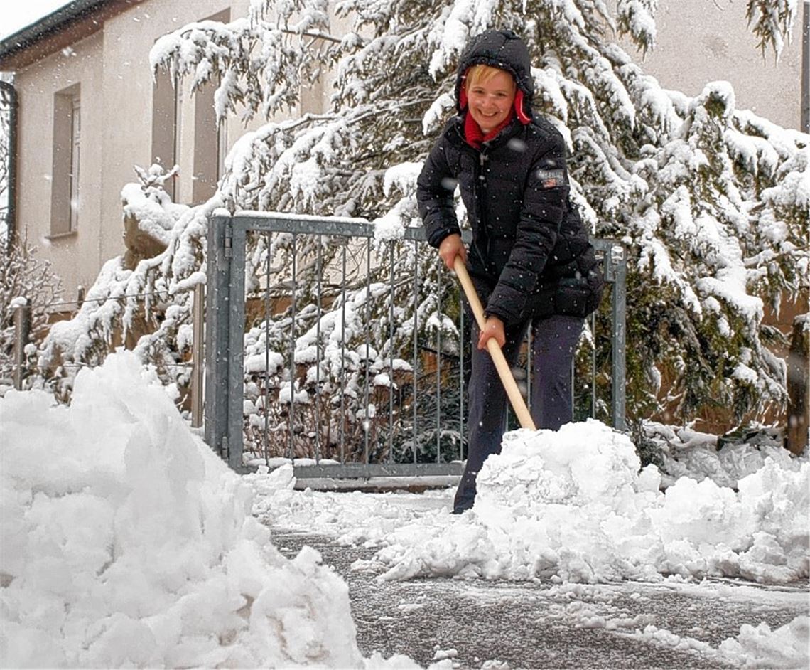 Wieder Winter: Jutta Ommer-Hohl räumt die Schneemassen auf der Schönenberger Straße in Ötisheim. Foto: Fotomoment
