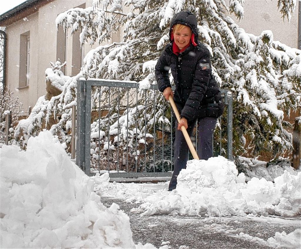 Wieder Winter: Jutta Ommer-Hohl räumt die Schneemassen auf der Schönenberger Straße in Ötisheim. Foto: Fotomoment