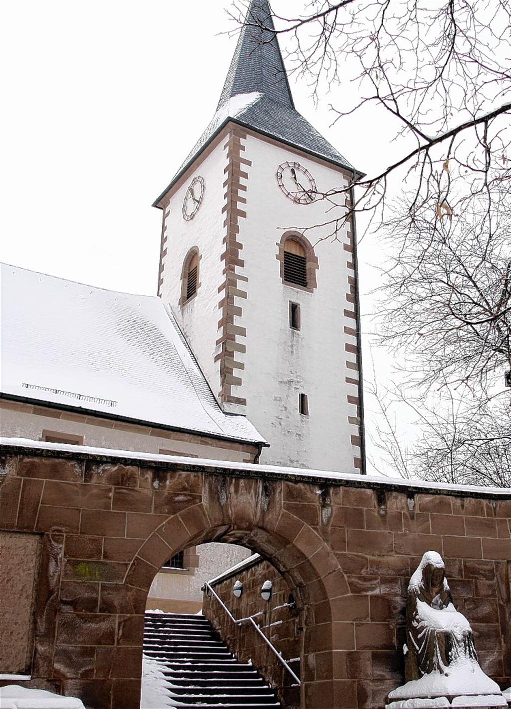 Wieder an seinem Platz: In der evangelischen Kirche in Wiernsheim ist am Freitag ein Opferstock von der Wand gerissen worden, um ihn auszuplündern. Die Polizei sucht dringend Zeugen.