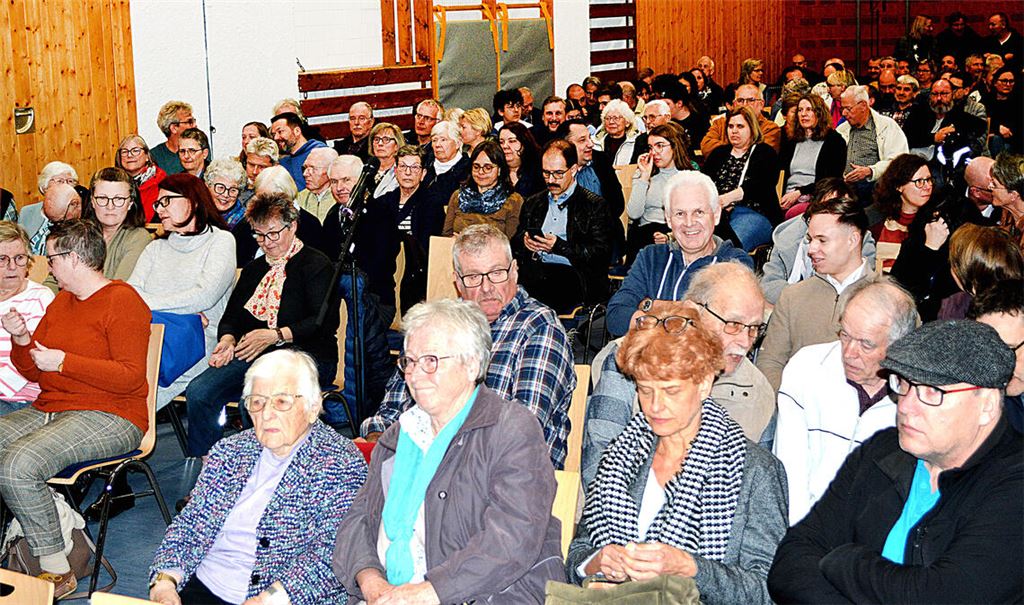 Wieder ein volles Haus: Auch in Schmie stößt die Vorstellung der Kandidatin und der Kandidaten auf großes Interesse. Fotos: Stahlfeld