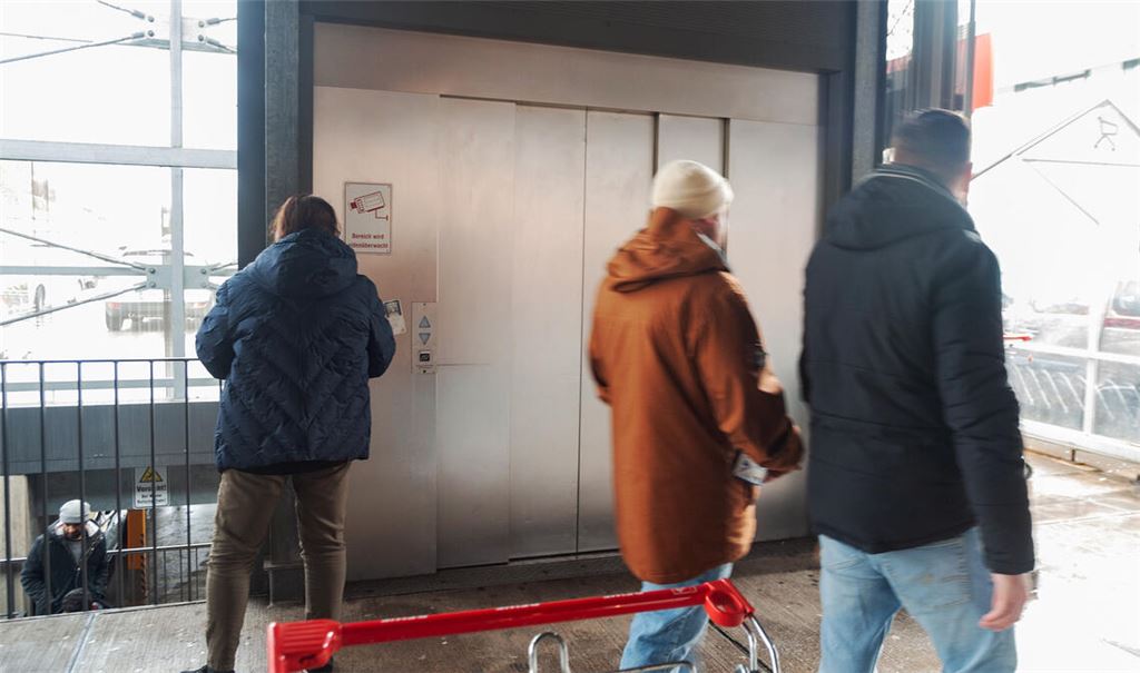 Wieder einmal außer Betrieb: Streikt in der „Drehscheibe“, wie so häufig, der Aufzug, bleibt den Kundinnen und Kunden nur der Weg über die Treppe oder ganz außenrum. Foto: Fotomoment