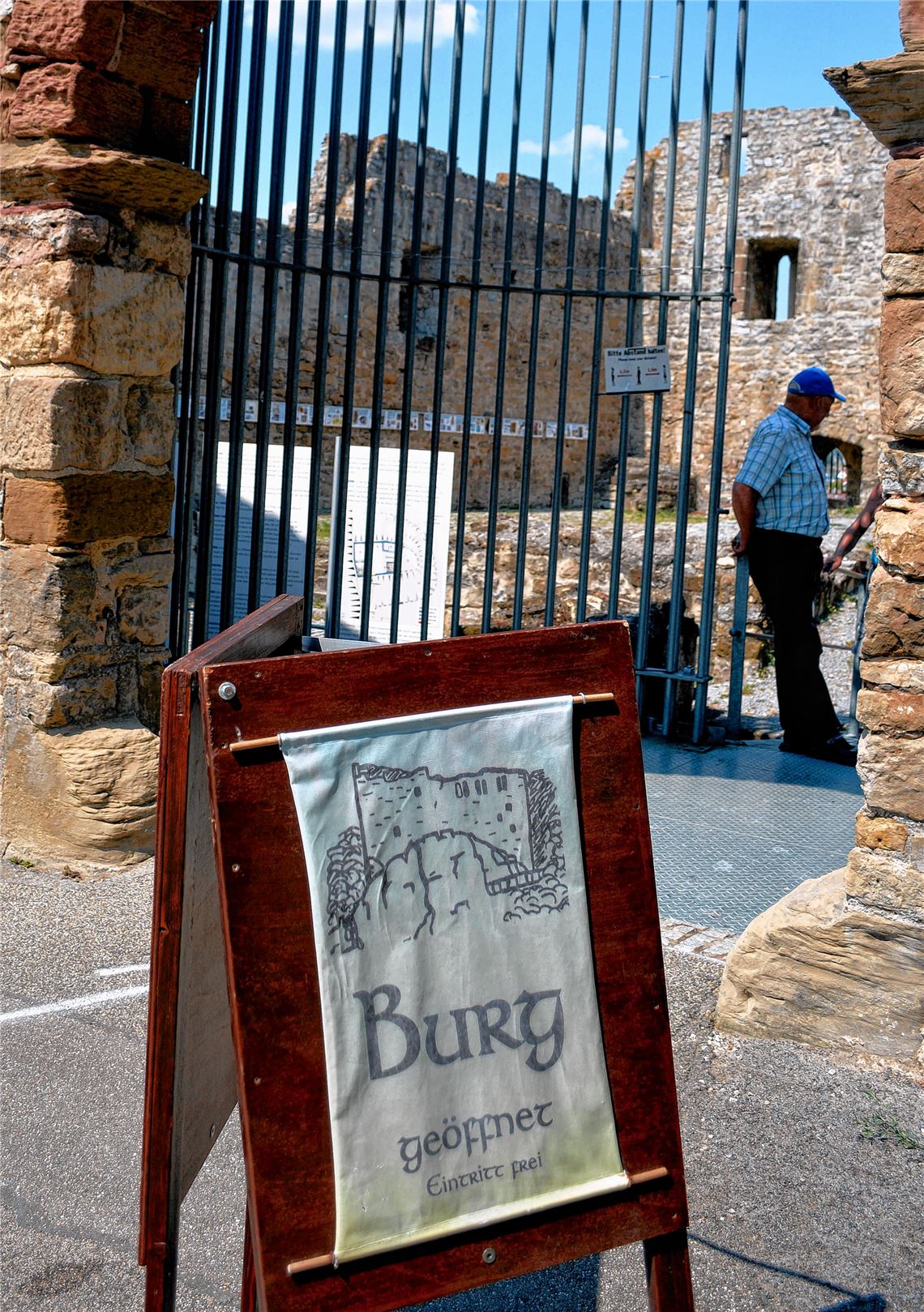 Wieder geöffnet: Unter besonderen Corona-Regeln finden seit drei Wochen wieder sonntägliche Besichtigungstermine auf der Burgruine Löffelstelz statt.Stahlfeld