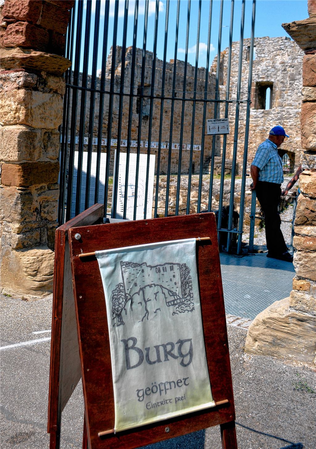 Wieder geöffnet: Unter besonderen Corona-Regeln finden seit drei Wochen wieder sonntägliche Besichtigungstermine auf der Burgruine Löffelstelz statt.Stahlfeld