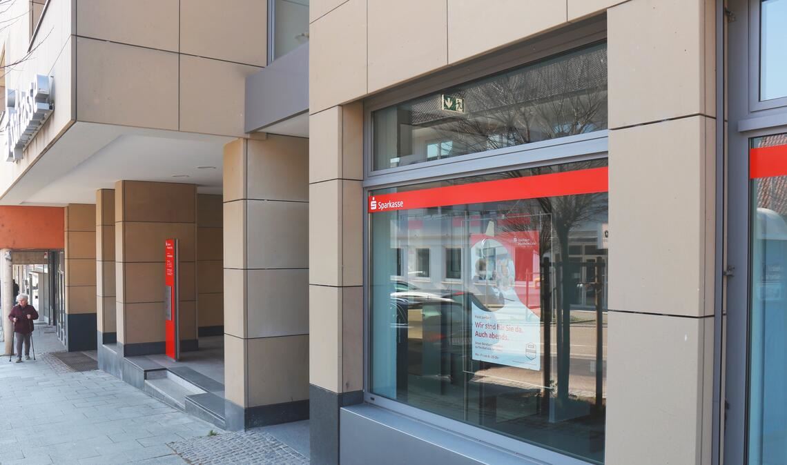 Wieder in Betrieb: Die Sparkassen-Filiale an der Stuttgarter Straße in Knittlingen, die Ende Mai 2025 durch eine Automaten-Sprengung zerstört wurde. Foto: Schüller