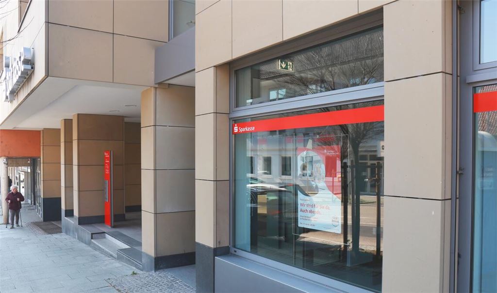 Wieder in Betrieb: Die Sparkassen-Filiale an der Stuttgarter Straße in Knittlingen, die Ende Mai 2025 durch eine Automaten-Sprengung zerstört wurde. Foto: Schüller
