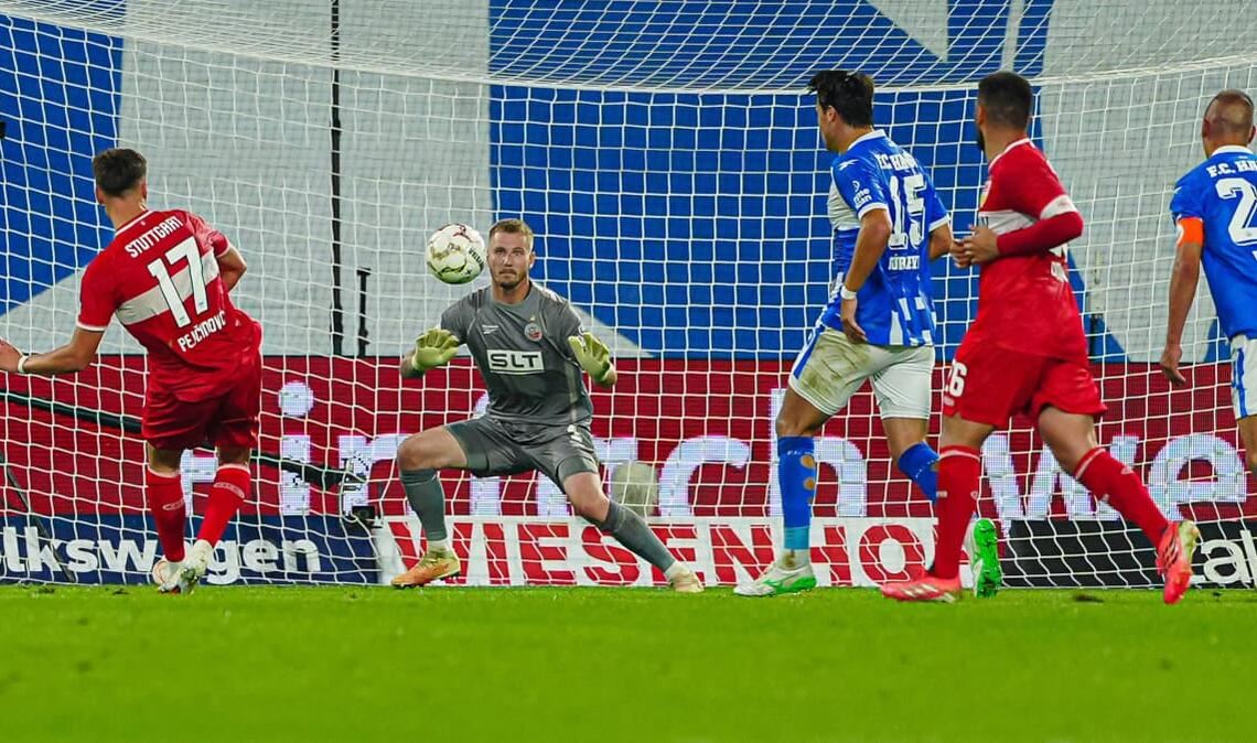 Wieder ist die Hansa-Defensive nicht auf der Höhe und VfB-Neuzugang Pejčinović schnürt kurzerhand den Doppelpack zum 2:0. Nach Rostocker Ballverlust im Aufbauspiel reicht ein einfacher Steckpass von Undav, um den Torschützen links in Szene zu setzen, der aus 14 Metern mit einem wuchtigen Linksschuss Keeper Unbehaun keine Chance lässt.