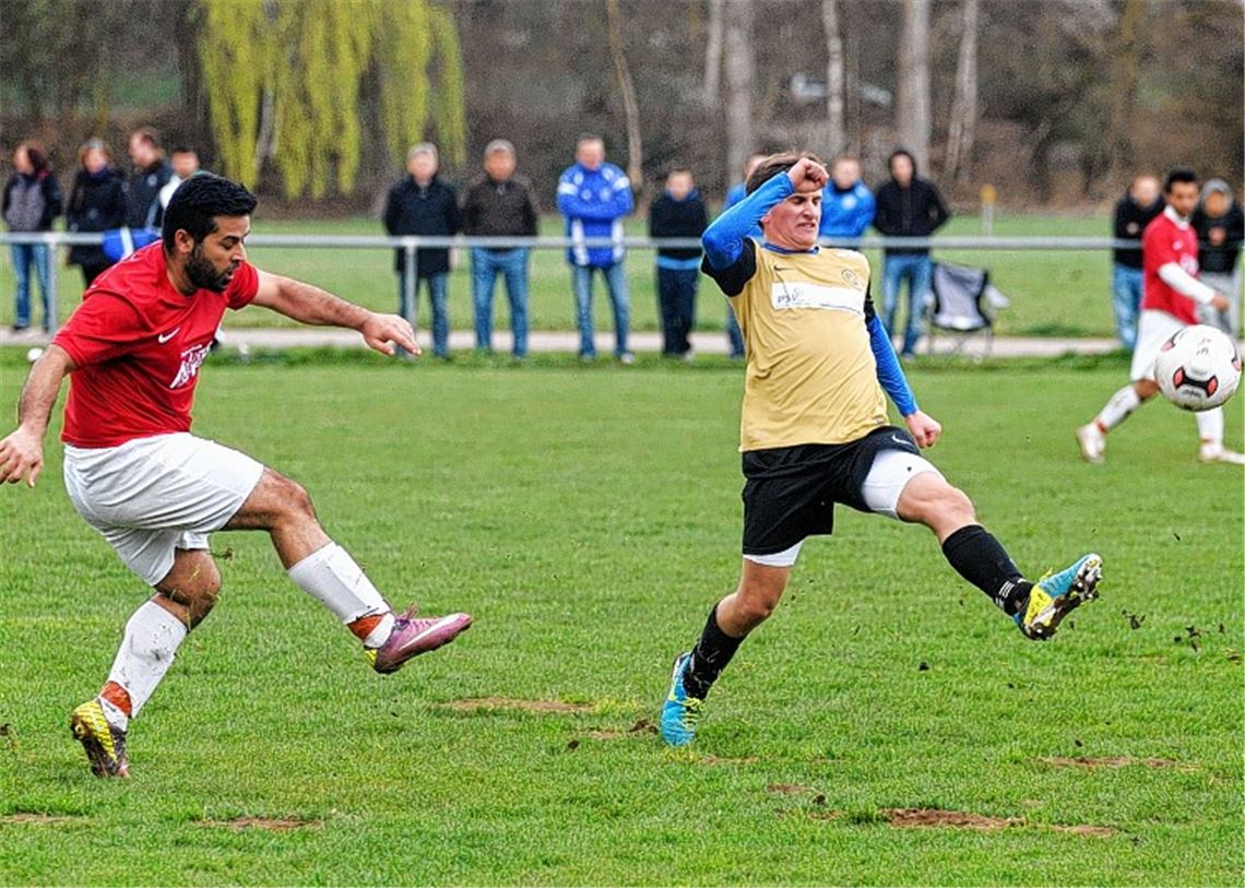 Wieder kein guter Tag: Der Türkischer SV (rote Trikots) läuft dem FSV Buckenberg II hinterher und verliert am Ende 2:5. Foto: Fotomoment