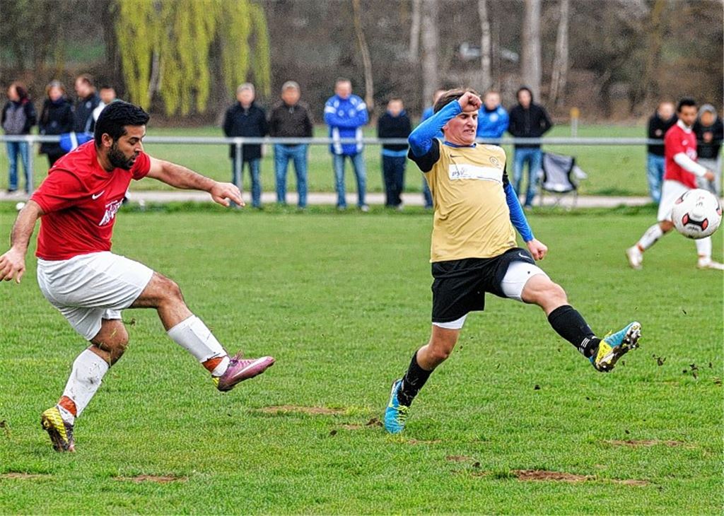 Wieder kein guter Tag: Der Türkischer SV (rote Trikots) läuft dem FSV Buckenberg II hinterher und verliert am Ende 2:5. Foto: Fotomoment