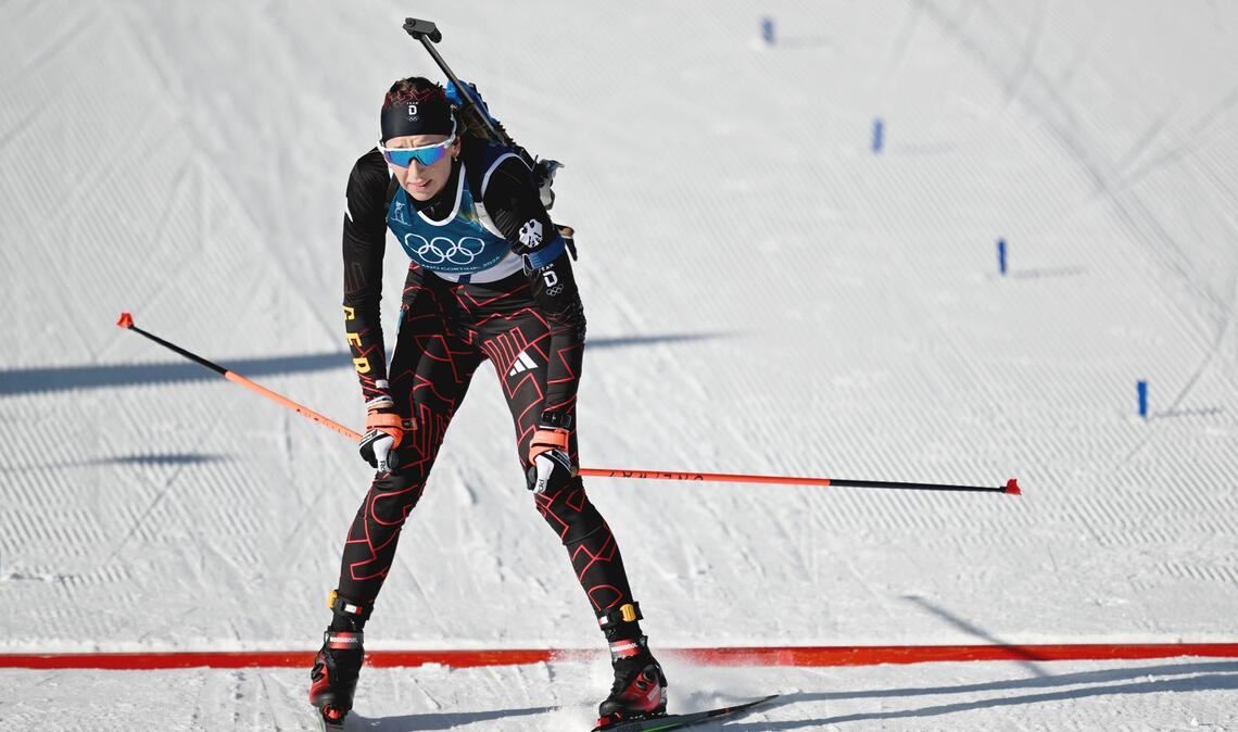 Wieder keine Medaille: Franziska Preuß läuft in der Verfolgung ins Ziel.