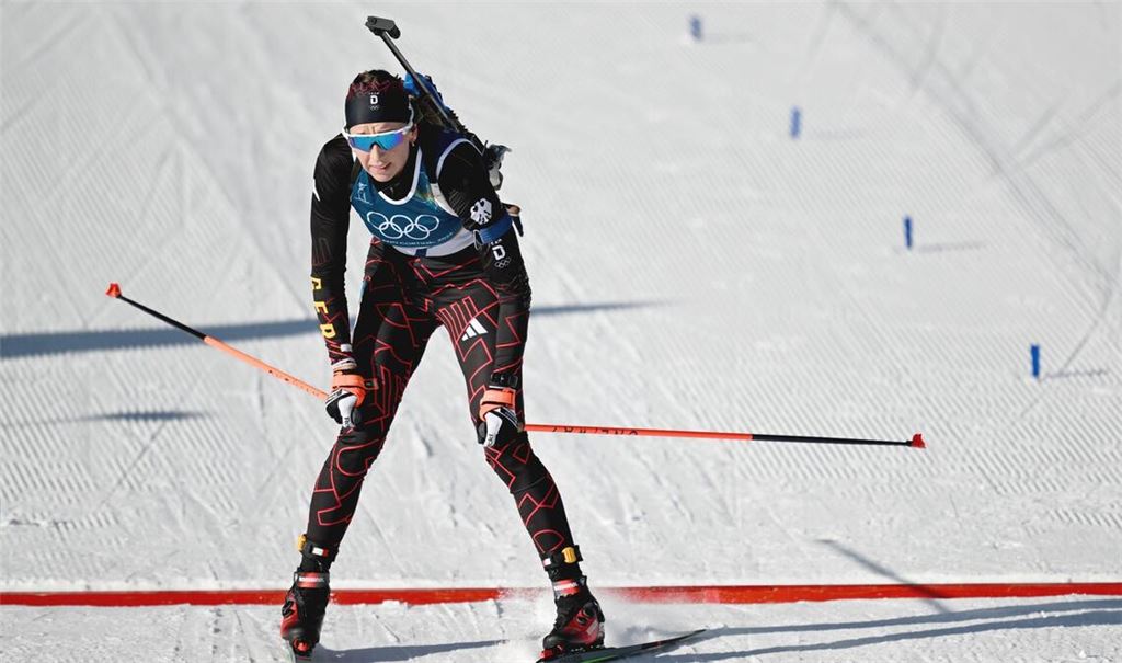 Wieder keine Medaille: Franziska Preuß läuft in der Verfolgung ins Ziel.