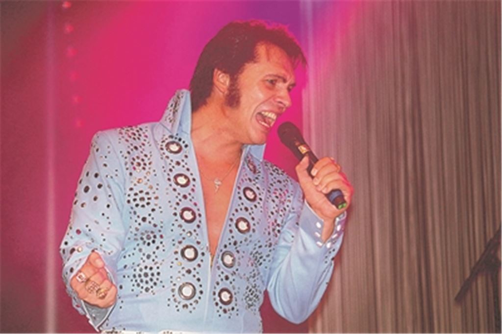 Wieder mit dabei: Andy King – hier eine Szene vom Sommerevenz-Festival 2019 - will am 19. August den Besuchern an der stillen Enz mit Hits von Elvis Presley und Johnny Cash einheizen. Archivfoto: Stahlfeld