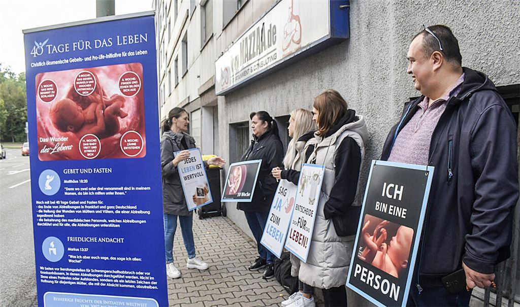 Wieder protestieren Abtreibungsgegner vor der Beratungsstelle. Foto: Myroshnichenko
