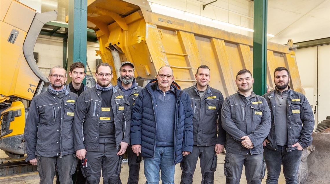 Wieder voll einsatzfähig im Kreis seiner Kollegen: Nach seinem Unfall und seiner Genesung betreut Ivan Mijatov (4.v.re.) jetzt die Betriebsmittelprüfung im Sämann-Werk in Illingen.privat