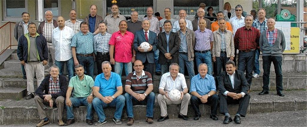 Wiedersehen beim 1. FC Dürrn: die Meistermannschaft der 70er Jahre stellt sich Gruppenbild vor dem Clubhaus um ihren Trainer Berthold Klotz (mittlere Reihe mit Ball). Zusammen errangen sie fünf Meistertitel. Sohn Bernd Klotz (mittlere Reihe, 2. v. re.), der eine erfolgreiche Karriere als Profifußballer absolvierte, hatte die weiteste Anreise. 