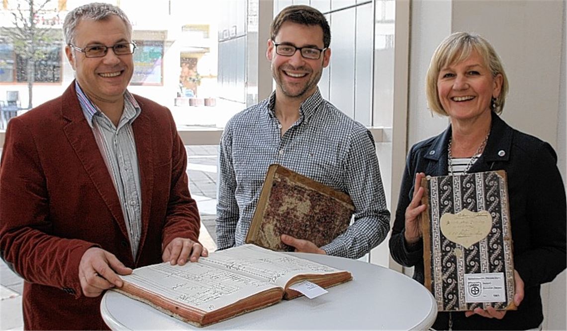 Wiedersehen im Kreisarchiv: Der britische Historiker Dr. James Boyd (Mitte) spürt, unterstützt von Konstantin Huber und Eveline Sommer-Turkalj, der Geschichte von Auswanderern nach.