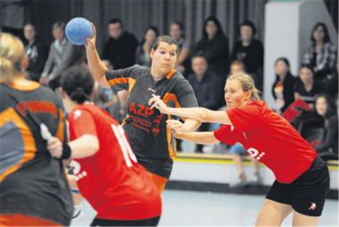Wiernsheim (am Ball) versucht gegen Bietigheim immer wieder sein Glück, doch am Ende haben die Gäste die Nase knapp vorn. Foto: Fotomoment