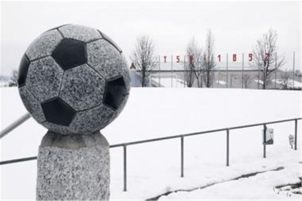 Wiernsheim, ein Wintermärchen: So hat es noch gestern Mittag auf dem Sportgelände ausgesehen. Doch vielleicht spült der für heute Nachmittag vorhergesagte Regen den Schnee hinfort.
Foto: Eigner