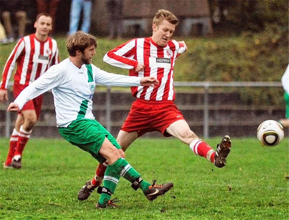 Wiernsheim (in Rot-Weiß) setzt sich gegen den Spitzenreiter FV Markgröningen nach hartem Kampf durch und ist nun punktgleich. Foto: Fotomoment