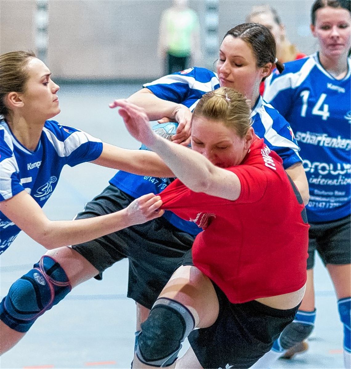 Wiernsheim (in Rot) bleibt immer wieder in der Bietigheimer Abwehr hängen. Foto: Zschorsch