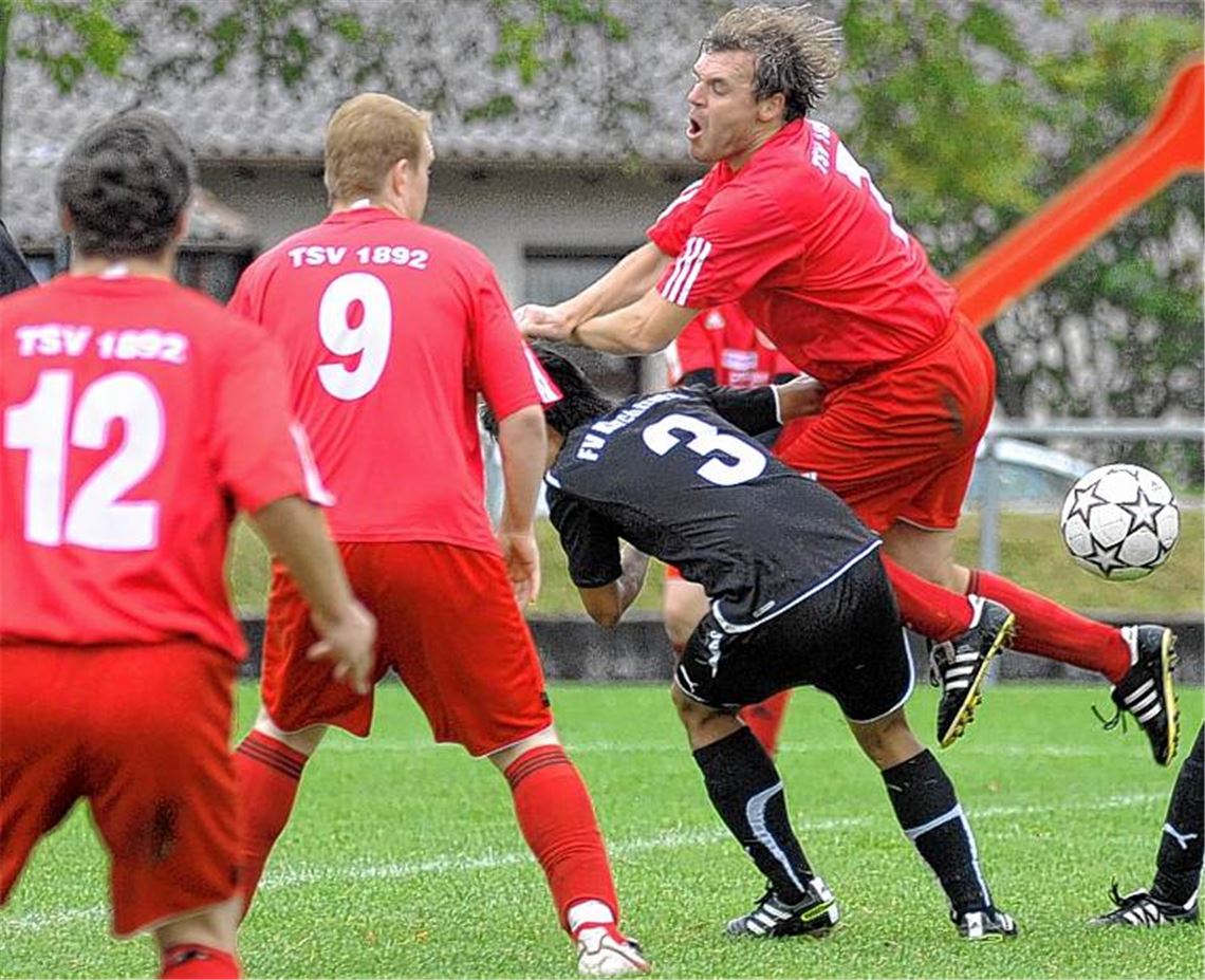 Wiernsheim (in Rot) will sich „wehren bis zum bitteren Ende“. Aber Spielertrainer Frank Scheible (re.) fällt nach einer Schulter-OP aus. Foto: Fotomoment