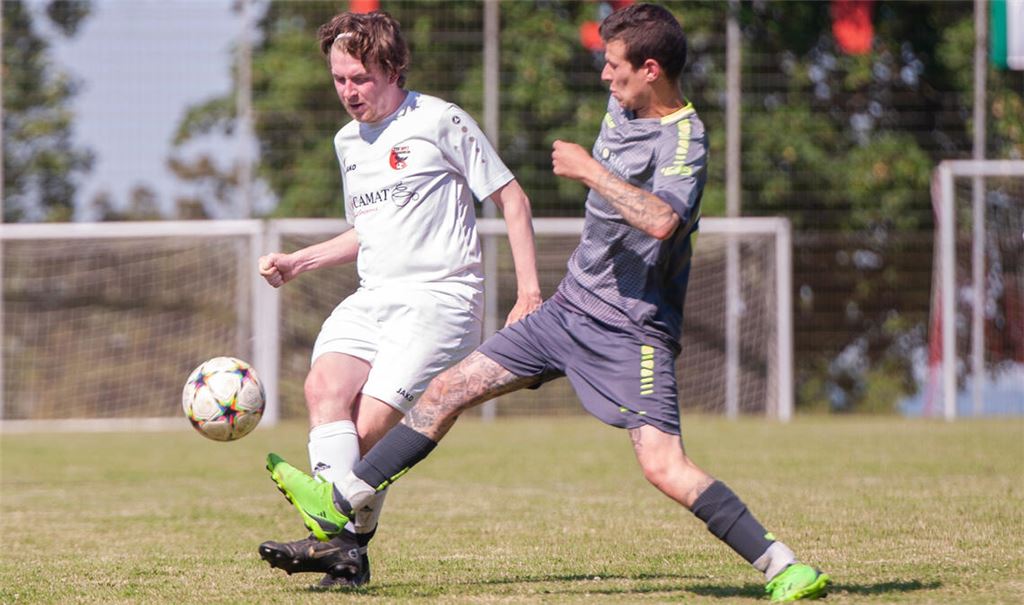 Wiernsheim (in Weiß) lässt gegen die SGM SC Hohenhaslach-SV Freudental II nichts anbrennen und feiert zum Saisonabschluss daheim einen 4:2-Erfolg. Foto: Fotomoment