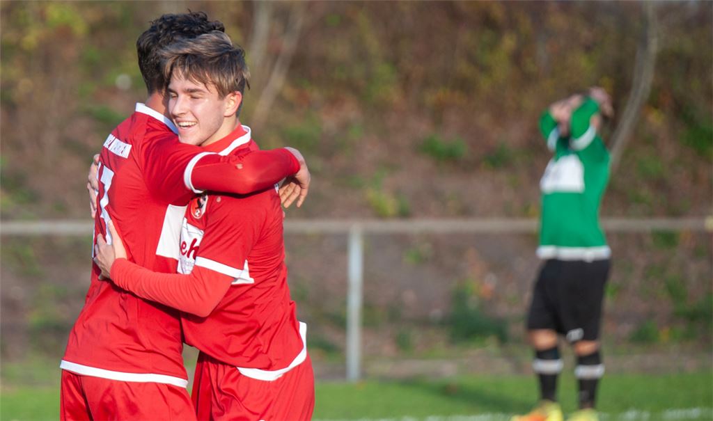 Wiernsheim ist im Glück (rote Trikots), der SVS hat das Nachsehen. Foto: Fotomoment