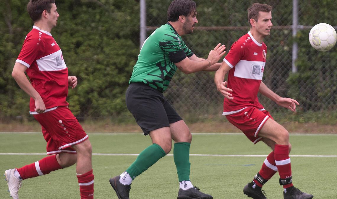 Wiernsheim (rote Trikots) behält am Ende die Oberhand.Foto: Fotomoment